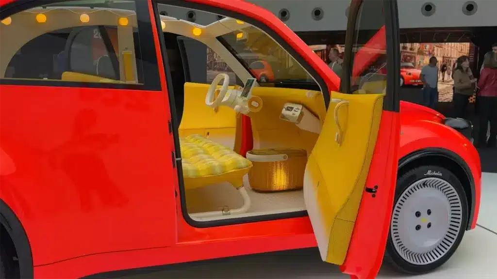 Interieur avant 2cv électrique orange , vue de l'exterieur