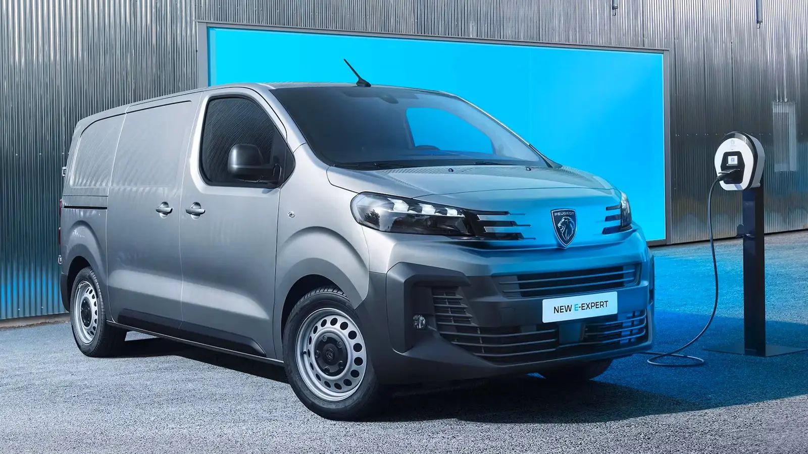 Peugeot e-Expert utilitaire électrique en recharge sur borne rapide