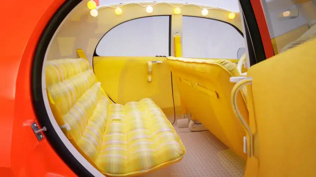 Interieur 2cv électrique orange , vue places arrieres