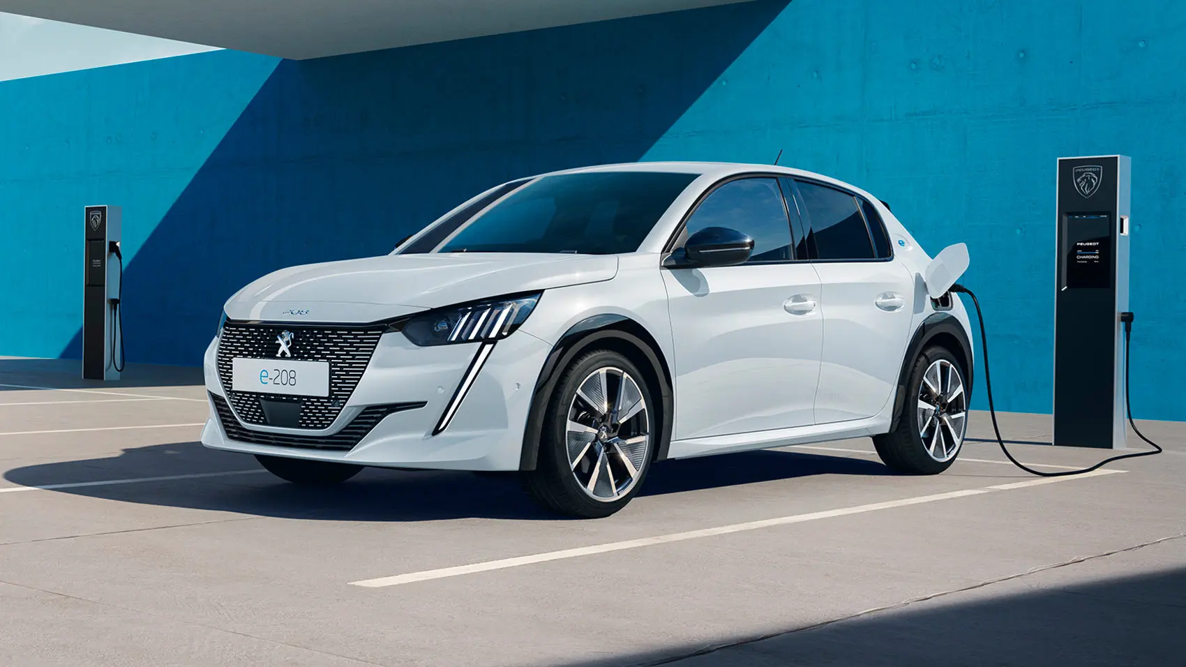 Peugeot e208 en lld sur une borne de recharge elmectrique