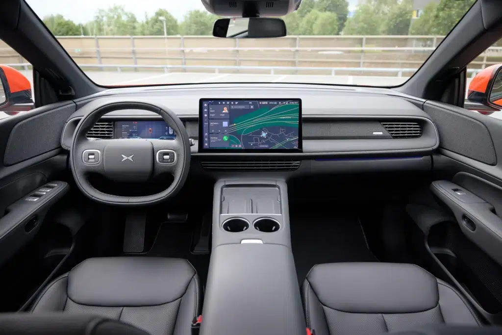Intérieur Xpeng G6 – cockpit moderne finition foncée