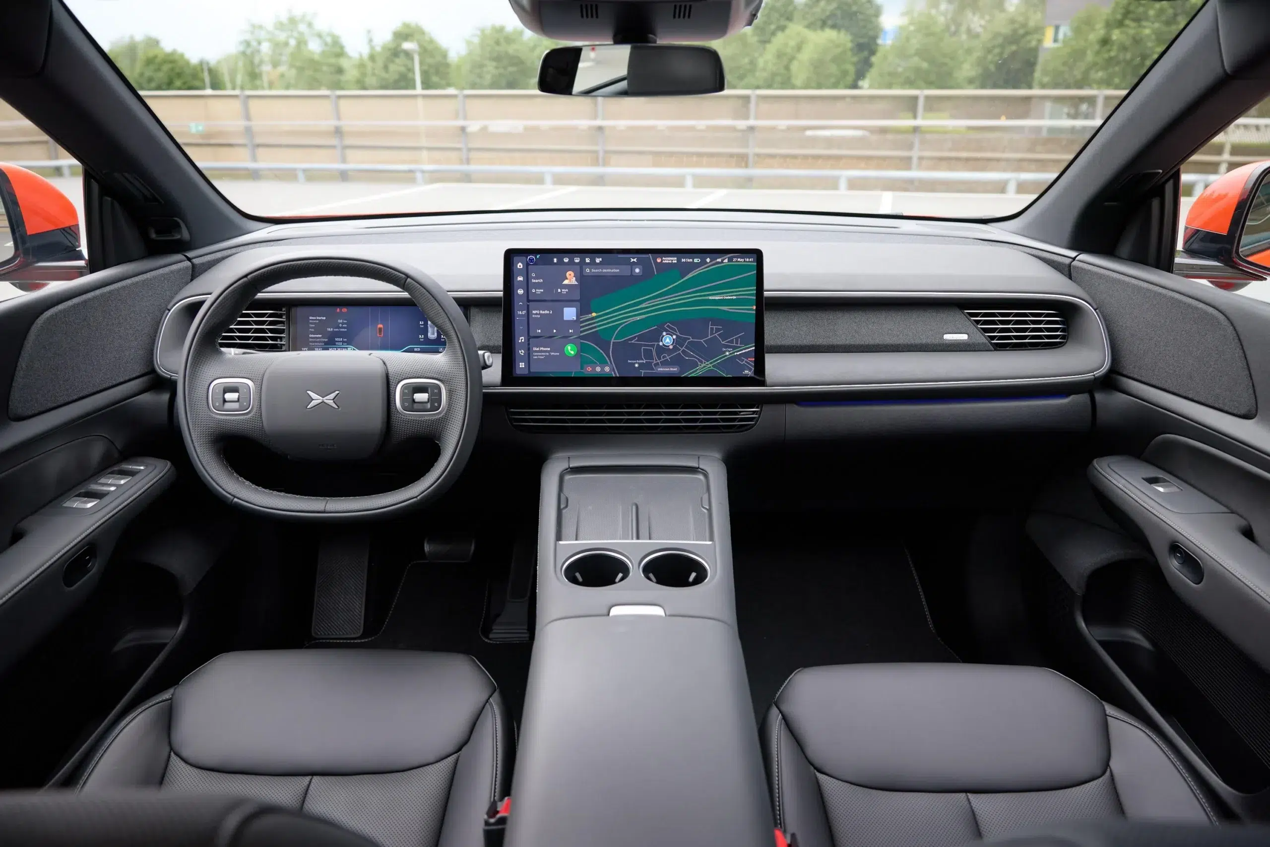 Intérieur Xpeng G6 – cockpit moderne finition foncée