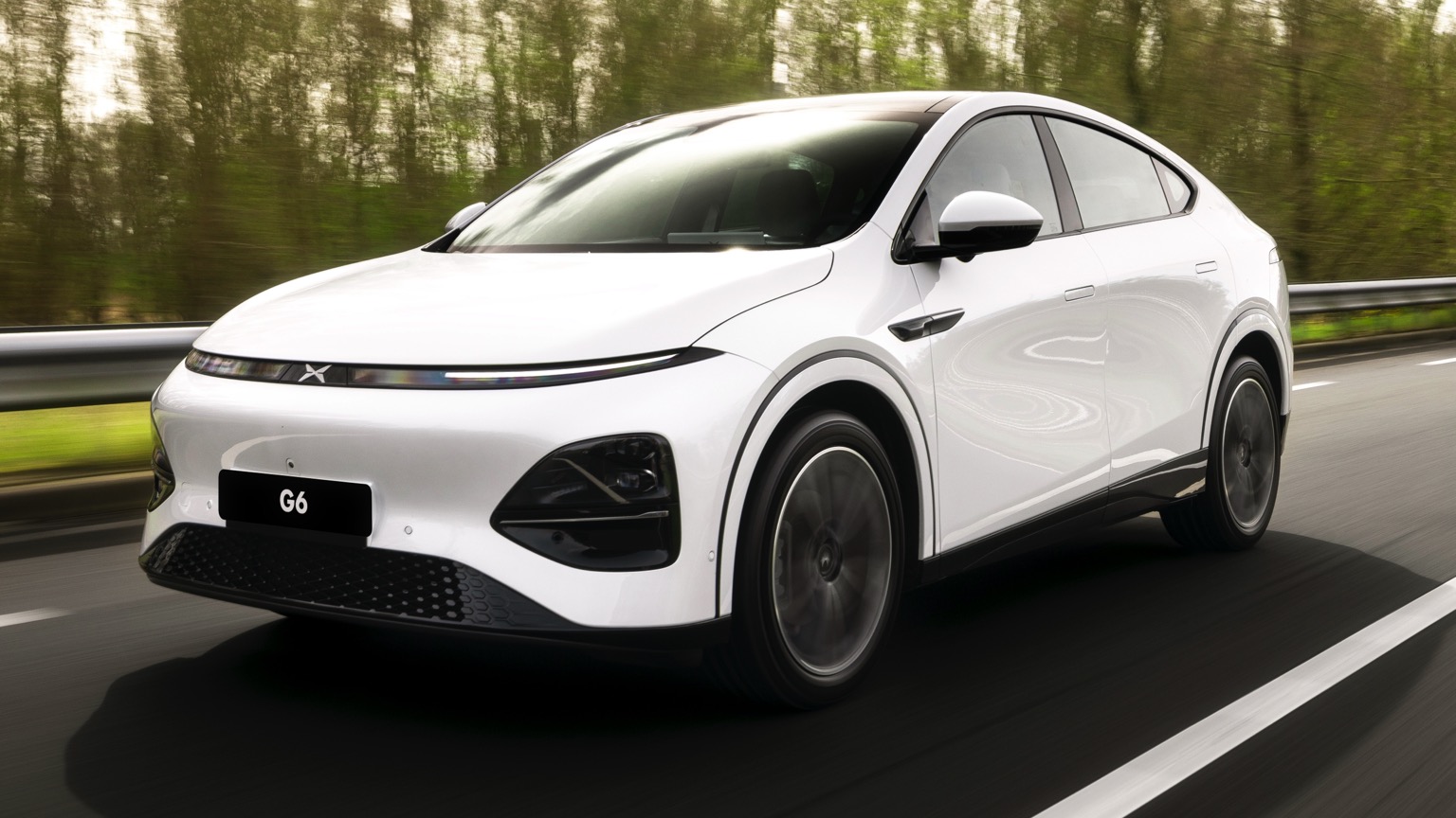 Xpeng G6 – vue avant dynamique sur route