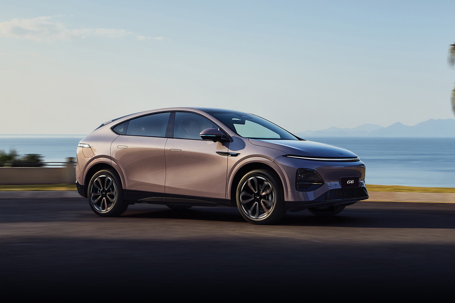 Xpeng G6 – vue avant dynamique sur route