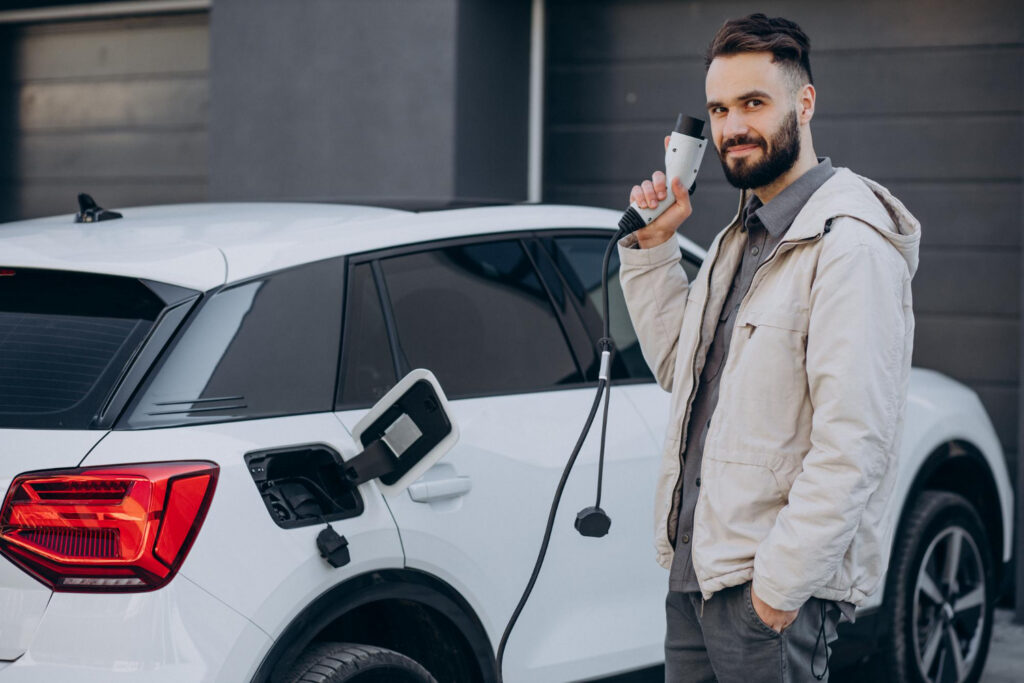véhicule électrifié prêt à reprendre la route après recharge – mobilité professionnelle urbaine
