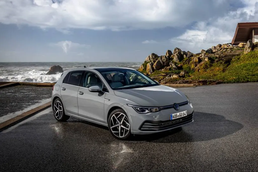 Volkswagen Golf 8 1.0 TSI
110 ch BVA BSG7, face avant, en lld sans apport sur Louermoinscher
