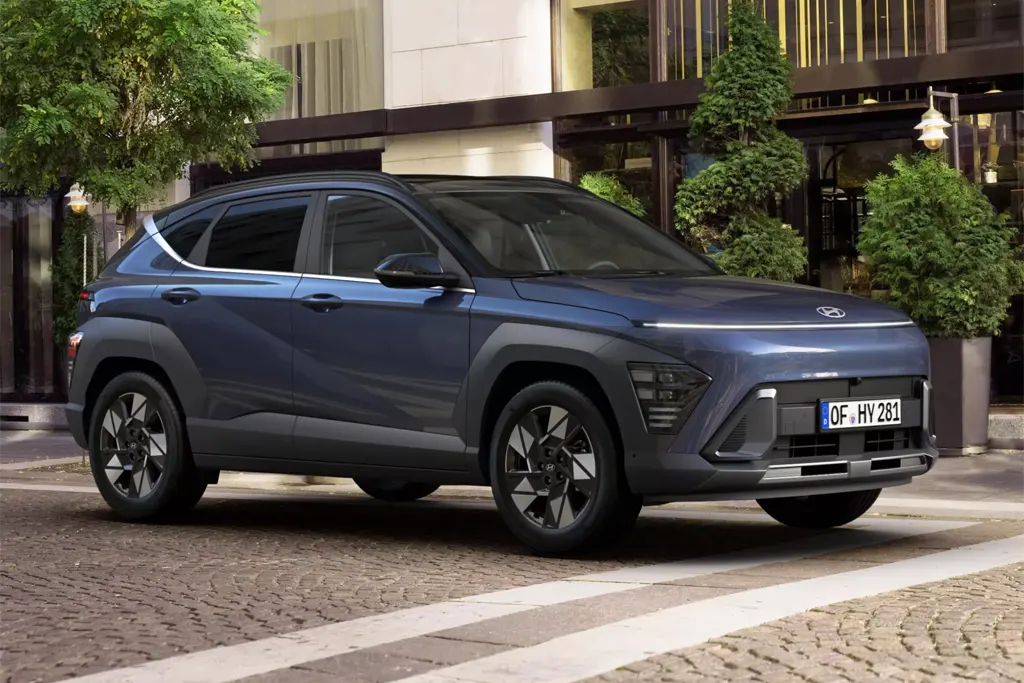 Hyundai Kona 2 II 1.6  Hybrid 129 ch, vue latérale et avant, en LLD sans apport sur Louermoinscher