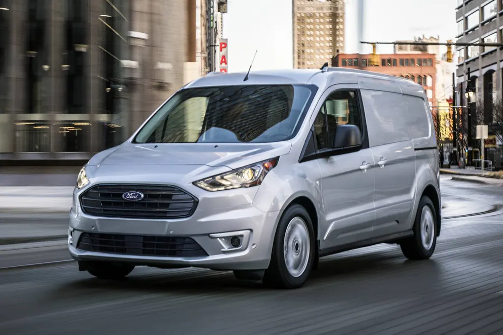 Ford Transit Connect 1.5
EcoBlue 102 ch, fourgonnette utilitaire en LLD sans apport sur Louermoinscher, vue avant et latérale