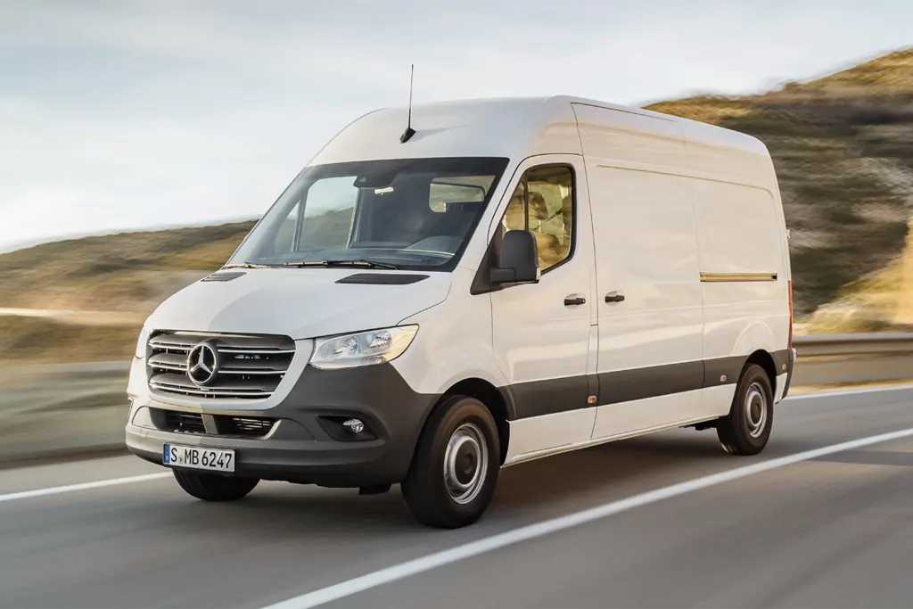 Mercedes‑Benz Sprinter CCB
315 CDI 43 Pro en LLD sans apport sur Louermoinscher, vue 3/4 avant sur route