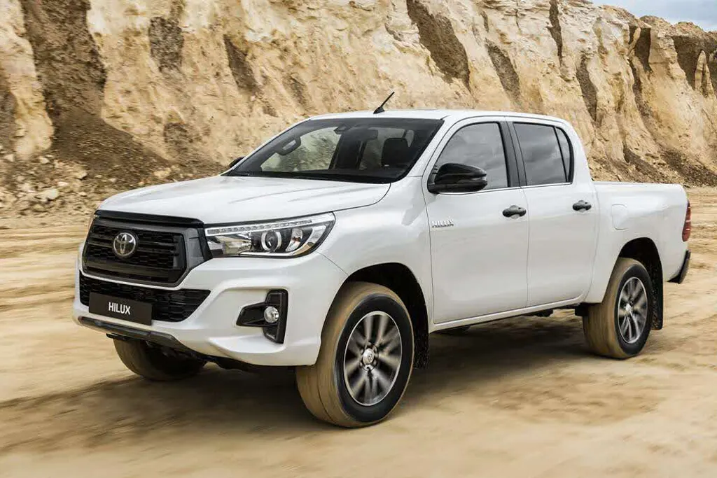 Toyota Hi‑Lux Pick‑Up CC LECAP 4x2 120 D‑4D, en LLD sans apport sur Louermoinscher , vue avant dans une carrière