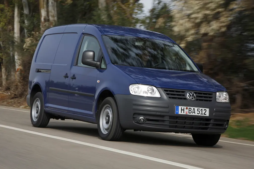 Volkswagen Caddy Van 2.0 TDI 102 ch en LLD sans apport sur Louermoinscher, vue avant sur route