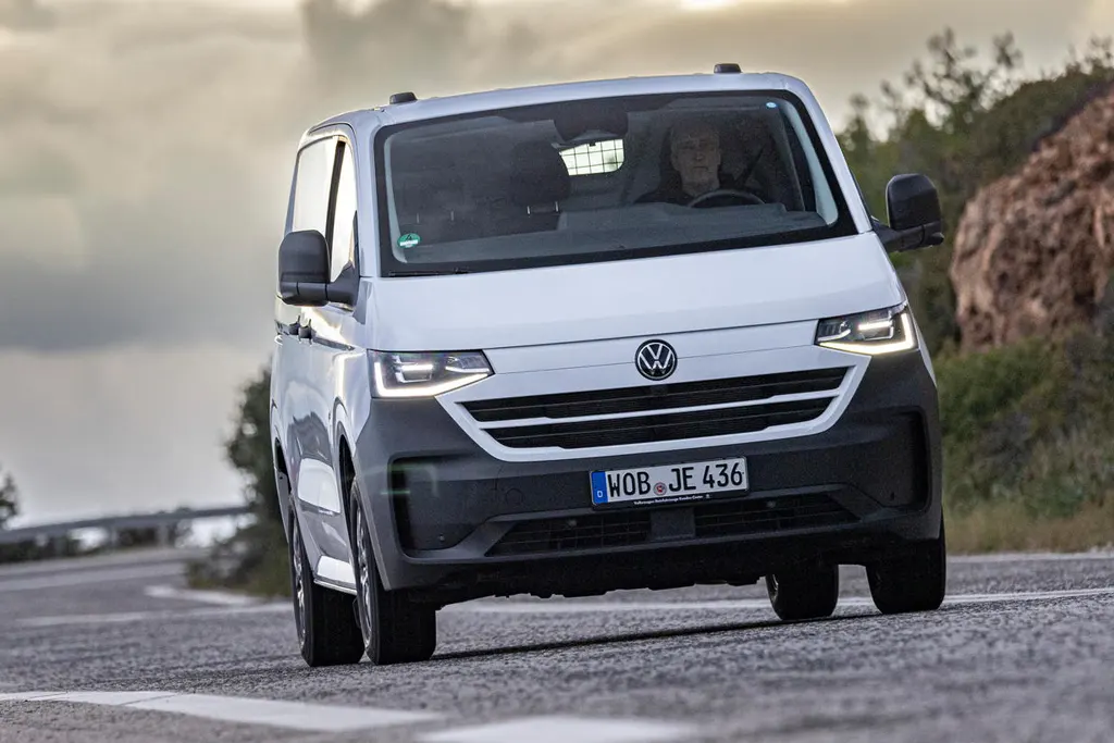 Volkswagen Transporter 2.0 TDI
110 ch L1 – 4 portes en LLD sans apport sur Louermoinscher, vue avant sur route
