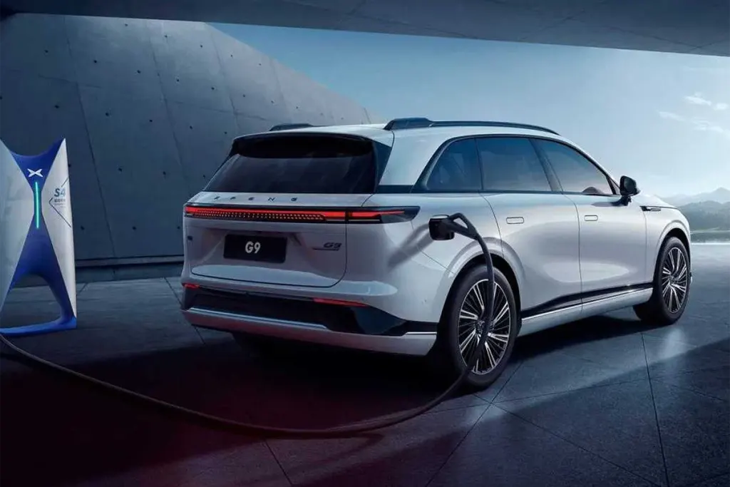 Xpeng G9 350 ch électrique
93,1 kWh RWD grande autonomie, vue 3/4 arrière entrain de recharger qsur super chargeur