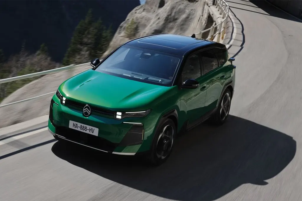 LLD sans apport new Citroen C5 aircross hybride 145 business, vue avant sur route