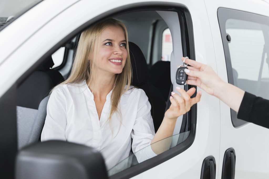 Départ d'un véhicule blanc issu de location courte durée vers une entreprise