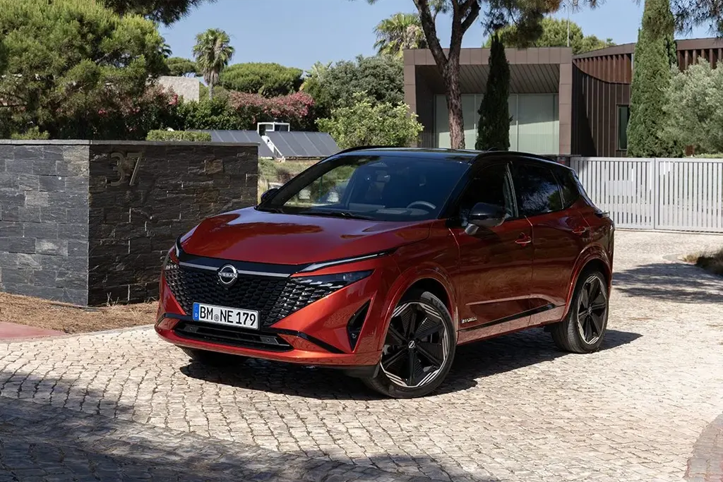 LLD sans apport Nissan Qashqai N Connecta 190 ch hybride rouge bordeaux, vue 3/4 avant en stationnement