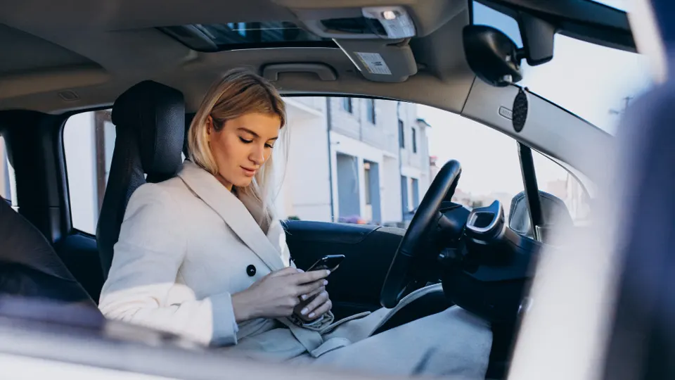 Auto-entrepreneure utilisant un véhicule professionnel pour ses déplacements quotidiens